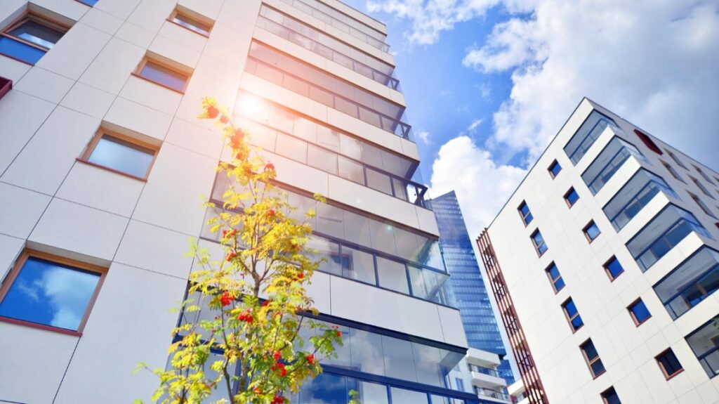 Ubezpieczenie odpowiedzialności cywilnej dla zarządców nieruchomości chroni ich przed finansowymi konsekwencjami błędów zawodowych, które mogłyby powstać podczas wykonania ich obowiązków