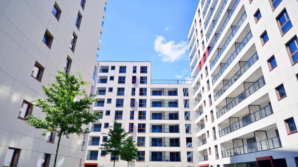 Ubezpieczenie odpowiedzialności cywilnej dla zarządców nieruchomości chroni ich przed finansowymi konsekwencjami błędów zawodowych, które mogłyby powstać podczas wykonania ich obowiązków