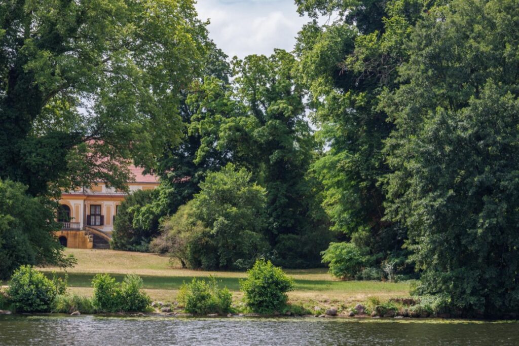 Posiadanie działki nad wodą to marzenie wielu osób.